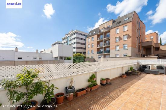 MAGNIFICO ATICO EN EL SERRALLO CON TERRAZA , PISCINA , GARAJE Y TRASTERO - GRANADA