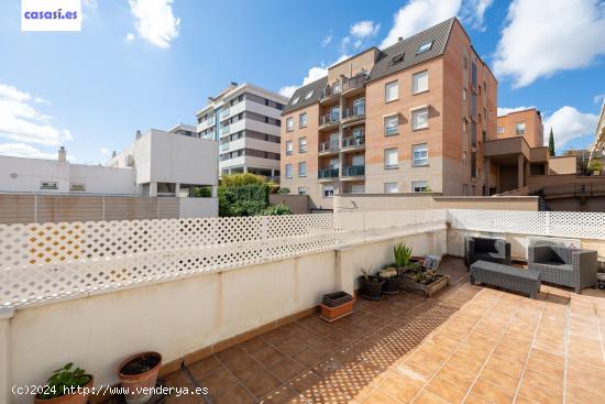 MAGNIFICO ATICO EN EL SERRALLO CON TERRAZA , PISCINA , GARAJE Y TRASTERO - GRANADA