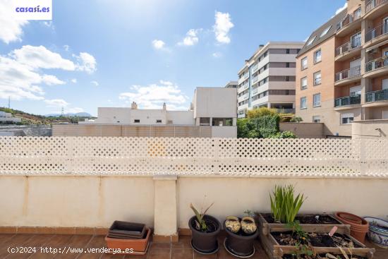 MAGNIFICO ATICO EN EL SERRALLO CON TERRAZA , PISCINA , GARAJE Y TRASTERO - GRANADA