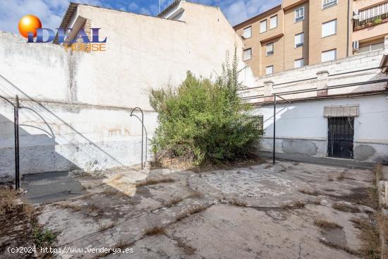 Casa con gran patio para reformar en Cardenal Parrado - GRANADA