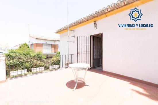 VIVIENDA UNIFAMILIAR EN UBICACION SENSACIONAL, A UN PASO DE REYES CATOLICOS Y CARRERA DE LA VIRGEN -