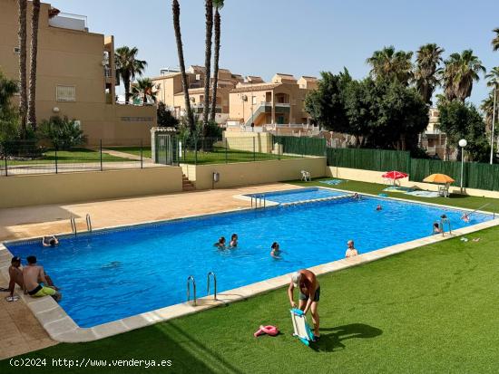 Espectacular bungalow con increíble diseño y piscina comunitaria a pocos metros del mar - ALICANTE