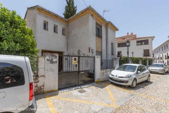  VIVIENDA UNIFAMILIAR EN UBICACION SENSACIONAL, A UN PASO DE REYES CATOLICOS Y CARRERA DE LA VIRGEN - 