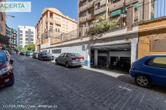 LOCAL COMERCIAL EN CALLE ABDERRAMÁN - GRANADA