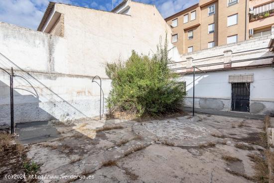 Casa con gran patio para reformar en Cardenal Parrado - GRANADA