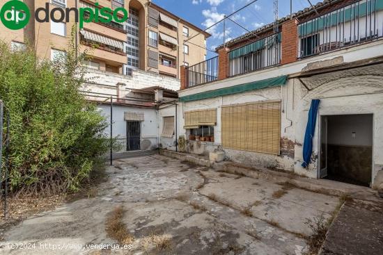 Casa con gran patio para reformar en Cardenal Parrado - GRANADA