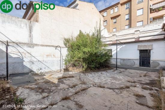 Casa con gran patio para reformar en Cardenal Parrado - GRANADA