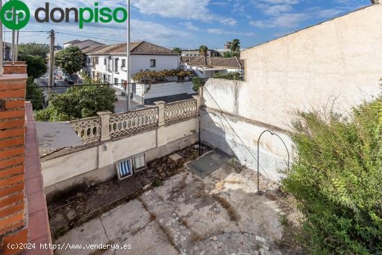 Casa con gran patio para reformar en Cardenal Parrado - GRANADA