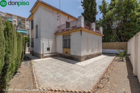 VIVIENDA UNIFAMILIAR EN UBICACION SENSACIONAL, A UN PASO DE REYES CATOLICOS Y CARRERA DE LA VIRGEN -