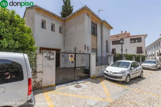 VIVIENDA UNIFAMILIAR EN UBICACION SENSACIONAL, A UN PASO DE REYES CATOLICOS Y CARRERA DE LA VIRGEN -