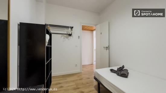 Habitación en piso compartido en barcelona. - BARCELONA