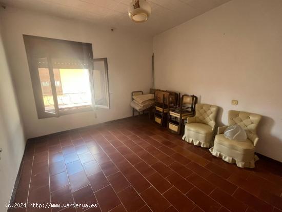 Casa señorial con varios apartamentos y local comercial en Peñarroya de Tastavins - TERUEL