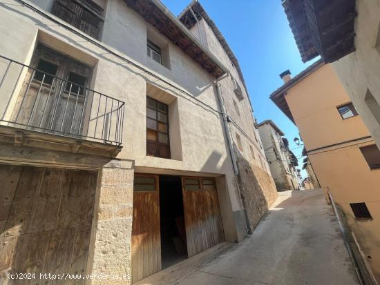 Casa señorial con varios apartamentos y local comercial en Peñarroya de Tastavins - TERUEL