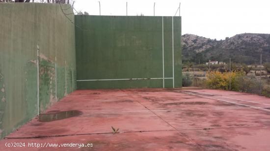 SE VENDE CHALET EN PETRER ZONA LOMA BADÁ - ALICANTE