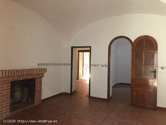 CASABANCO  VENDE CASA  DE TRES DORMITORIOS  EN  MADROÑERA - CACERES