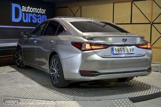 Lexus ES 300 2.5 300h Luxury de 2022 con 21.078 Km por 39.090 EUR. en Madrid