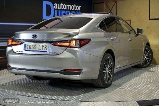 Lexus ES 300 2.5 300h Luxury de 2022 con 21.078 Km por 39.090 EUR. en Madrid