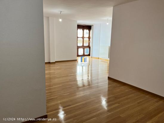 PISO EN VENTA DE 3 DORMITORIOS, 2 BAÑOS Y PATIO EN PLENO CENTRO DE ZAMORA. - ZAMORA