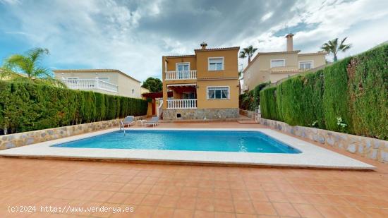  SE VENDE CHALET DE CUATRO DORMITORIOS EN LA NUCÍA. SEVENDGROUP.COM - ALICANTE 