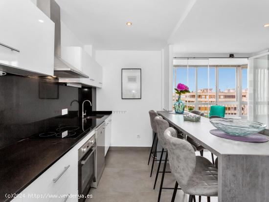 APARTAMENTO REFORMADO CON VISTAS AL MAR, PISCINA Y LICENCIA TURÍSTICA - ALICANTE