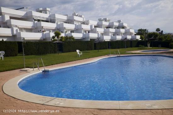 Ático triplex de tres dormitorios con vistas al mar, en urbanización. - MALAGA