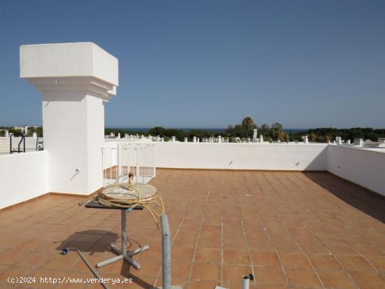 Ático triplex de tres dormitorios con vistas al mar, en urbanización. - MALAGA