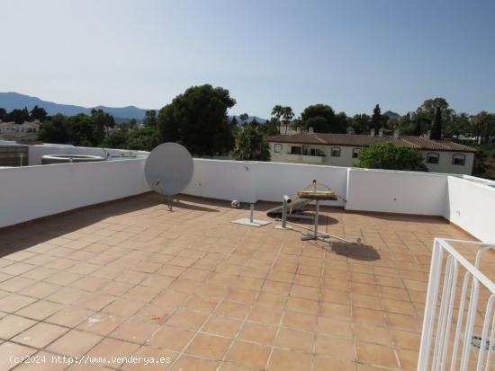 Ático triplex de tres dormitorios con vistas al mar, en urbanización. - MALAGA