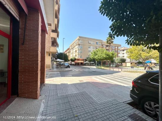 Local comercial en la plaza Unión de Festejos de Petrer - ALICANTE