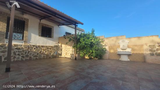 CASA EN EL POBLADO CON PATIO Y COCHERA - CIUDAD REAL