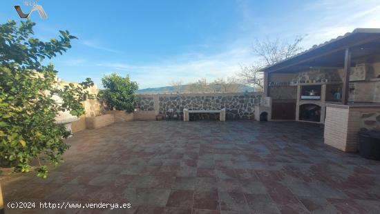 CASA EN EL POBLADO CON PATIO Y COCHERA - CIUDAD REAL