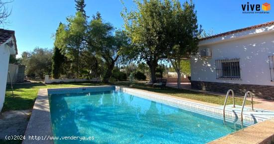 CHALET CON PISCINA EN PARCELA DE 2.509 M² EN URB. PRADOLLANO DE CARMONA - SEVILLA