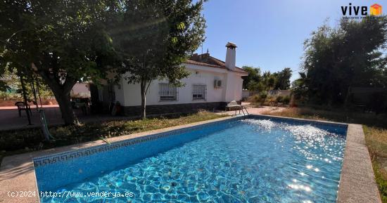 CHALET CON PISCINA EN PARCELA DE 2.509 M² EN URB. PRADOLLANO DE CARMONA - SEVILLA