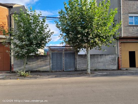 Edificio en construcción con dos viviendas y locales comerciales y SOLAR CONTIGUO URBANO - LEON