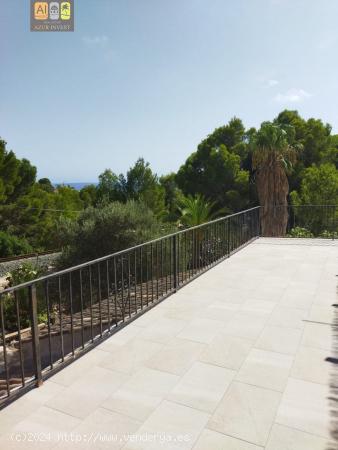 CASA CON TERRENO RODEADO DE ARBOLES Y VISTAS AL MAR, PARA REFORMAR - ALICANTE