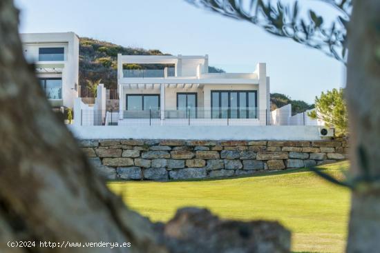 4 ultimas unidades de 10 villas modernas, con varios diseños diferentes, en 1º línea de golf - MA