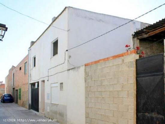 Amplia casa, semireformada, situada en pleno centro de Dúrcal. - GRANADA