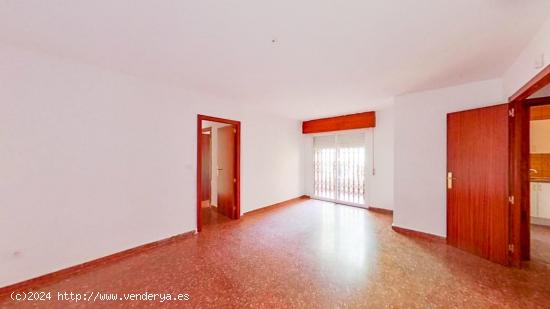 Amplio piso de 3 dormitorios, con terraza y garaje, situado en Parque Nueva Granada. - GRANADA