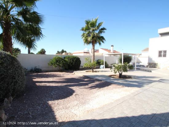 VILLA INDEPENDIENTE EN LA SIESTA - TORREVIEJA - ALICANTE