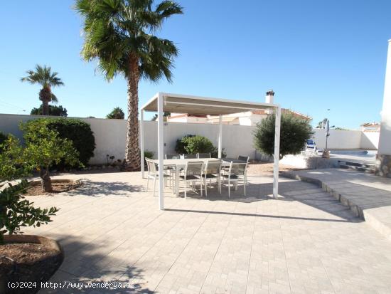 VILLA INDEPENDIENTE EN LA SIESTA - TORREVIEJA - ALICANTE