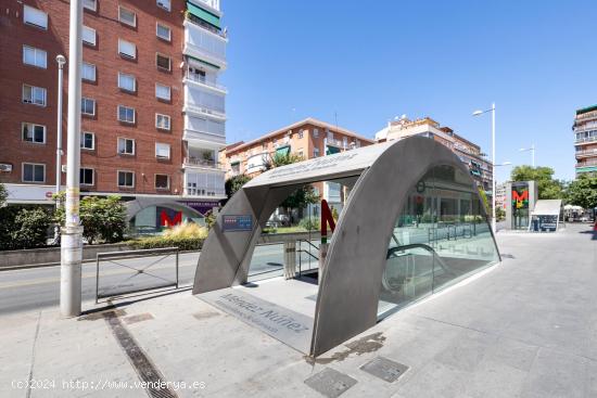 JUNTO AL COLEGIO SAN ISIDORO - GRANADA