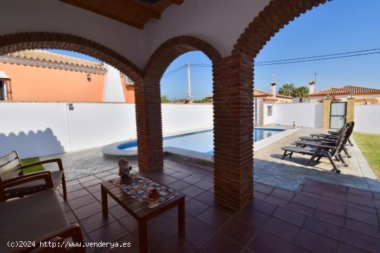 CHALET EN PAGO DE HUMO CON PISCINA - CADIZ