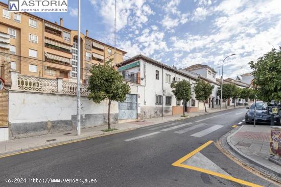 Casa con gran patio para reformar en Cardenal Parrado - GRANADA