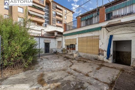 Casa con gran patio para reformar en Cardenal Parrado - GRANADA