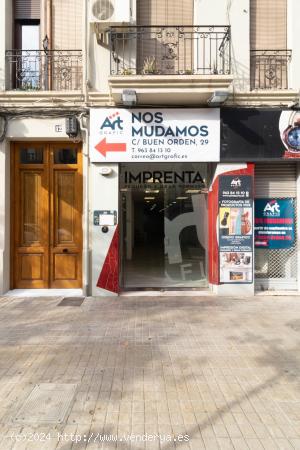 LOCAL COMERCIAL DIÁFANO Y CENTRICO EN ALQUILER, CON ALTA DE AGUA Y LUZ, BAÑO EN FUNCIONAMIENTO - V