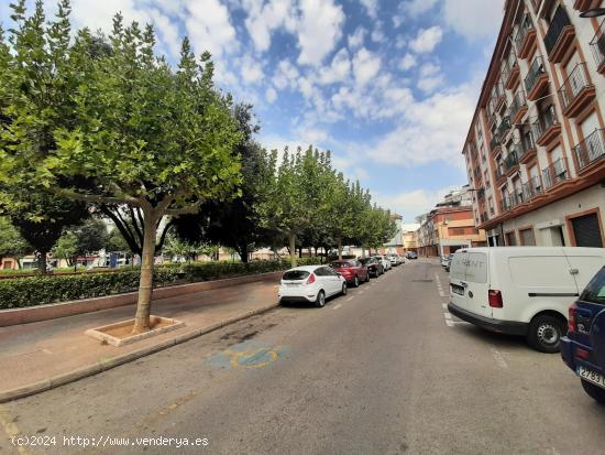 Local comercial para cualquier tipo de negocio, frente a parque  Pere Crespí. - VALENCIA