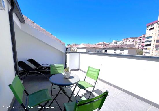 Alquiler en Málaga, zona centro, ático - dúplex  con terraza. 1 habitación y 2 baños. - MALAGA