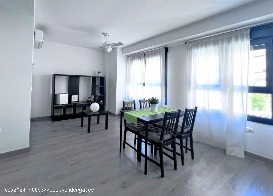 Alquiler en Málaga, zona centro, ático - dúplex  con terraza. 1 habitación y 2 baños. - MALAGA