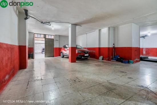 Local Comercial con 254 metros cuadrados junto a Carretera de la Sierra. - GRANADA