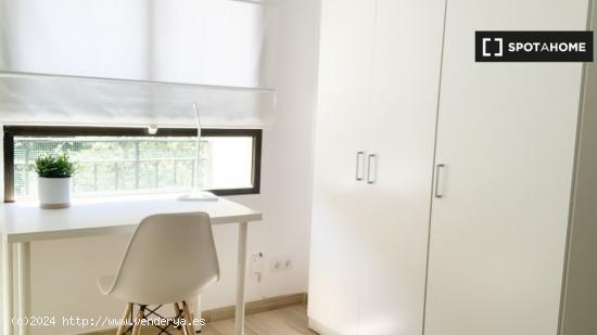 Se alquila habitación en apartamento de 4 dormitorios en Algirós - VALENCIA