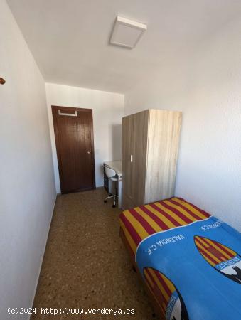 Se alquila habitación en piso de 4 dormitorios en Algirós, Valencia - VALENCIA